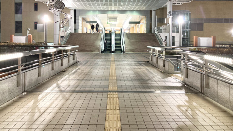 雨の日の兵庫県、駅や百貨店でなぜ滑る？転倒の原因と利用者・施設管理者向けの対策を徹底解説