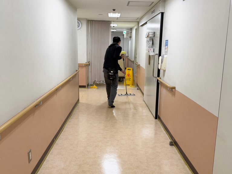 【安全管理が絶対の介護・福祉施設向け】入居者の転倒事故を防ぎ、車椅子による床の傷みも解決する防滑対策とは